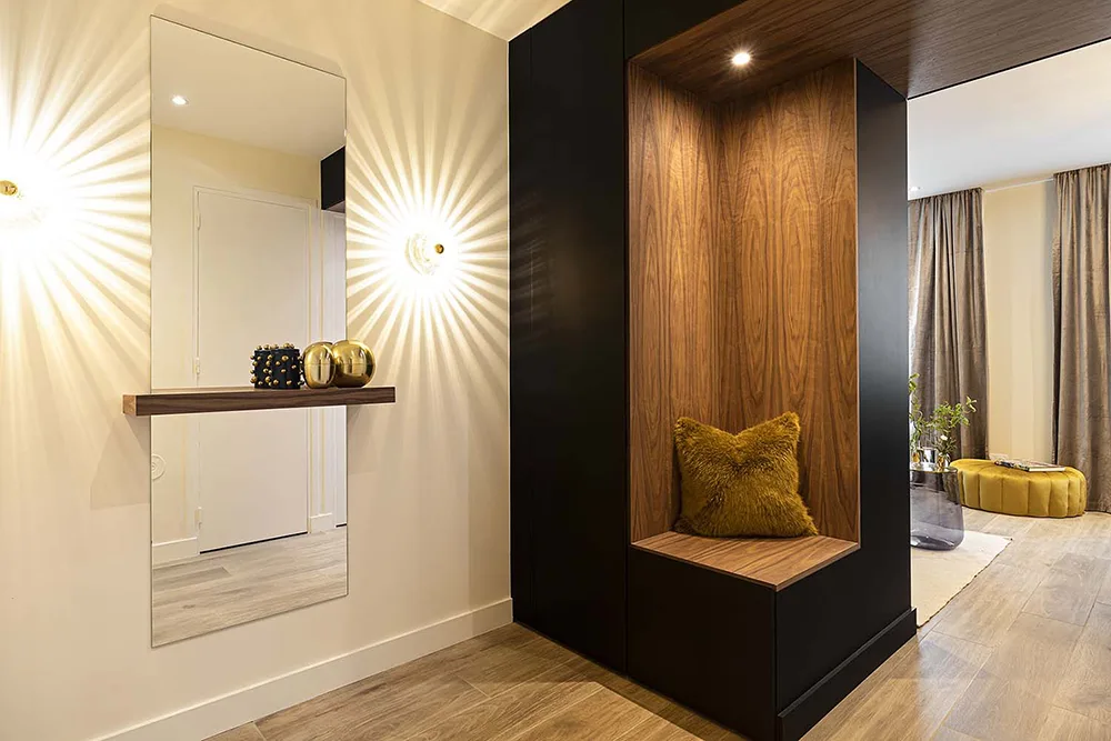 Au coeur du chêne - Architecte d'intérieur - Apolline GERONIMI - Photo d'un module réalisé sur mesure dans l'entrée, offrant du rangement et une niche d'assise, au sein de la rénovation complète d'un appartement à Lyon 3 - miroir et vide poche en bois filant - Lyon Paris Grenoble Corse Montélimar Ardèche Nice Aix-en-provence