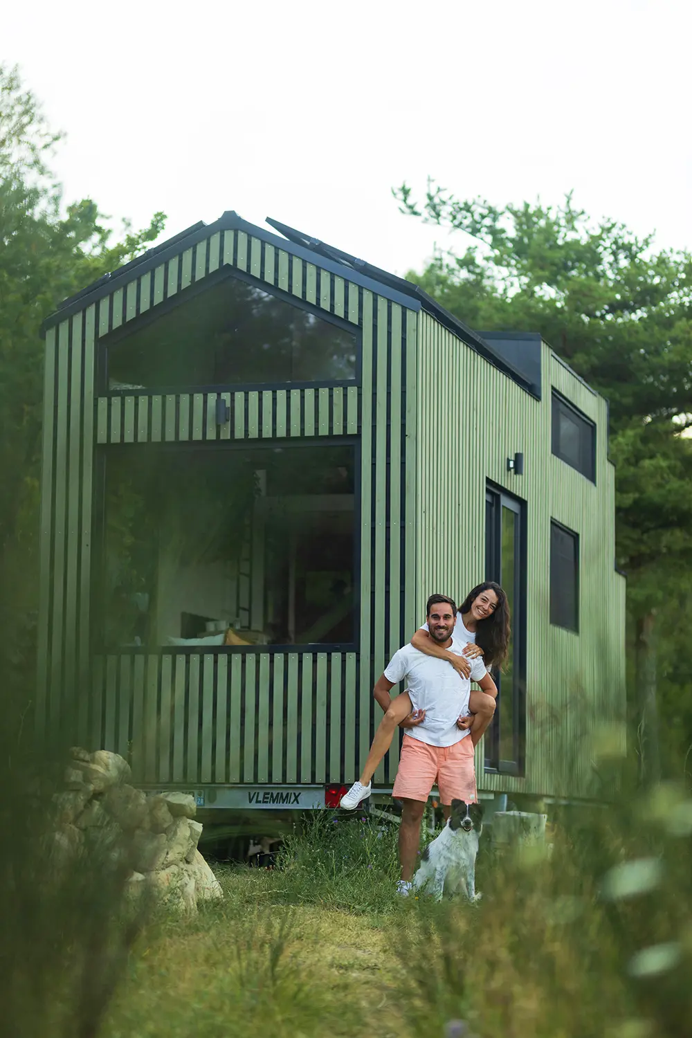 Aménagement intérieur d'une tiny house. Remi et Apolline devant leur tiny house auto construite.