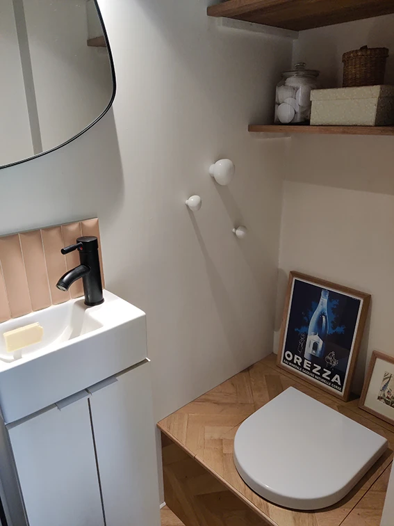 Aménagement intérieur d'une tiny house. Espace lave mains et toilettes sèches de l'espace salle d'eau.