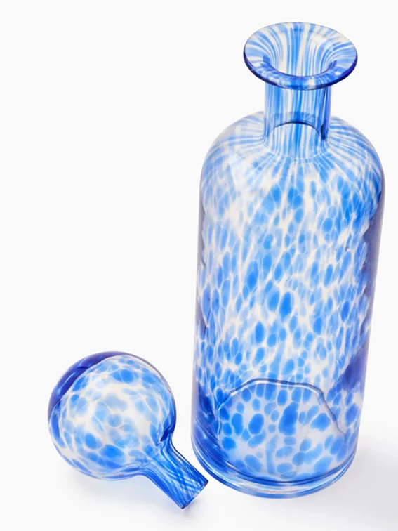 Carafe à eau mouchetée de bleu en verre