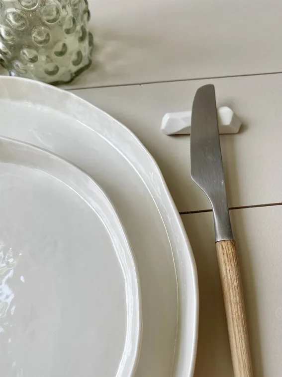 Repose couteau en céramique et assiettes Eloise Dubois